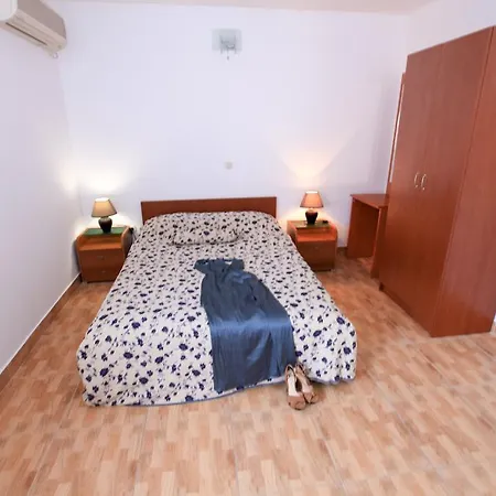 Gabrijela - Komarna Apartamento *